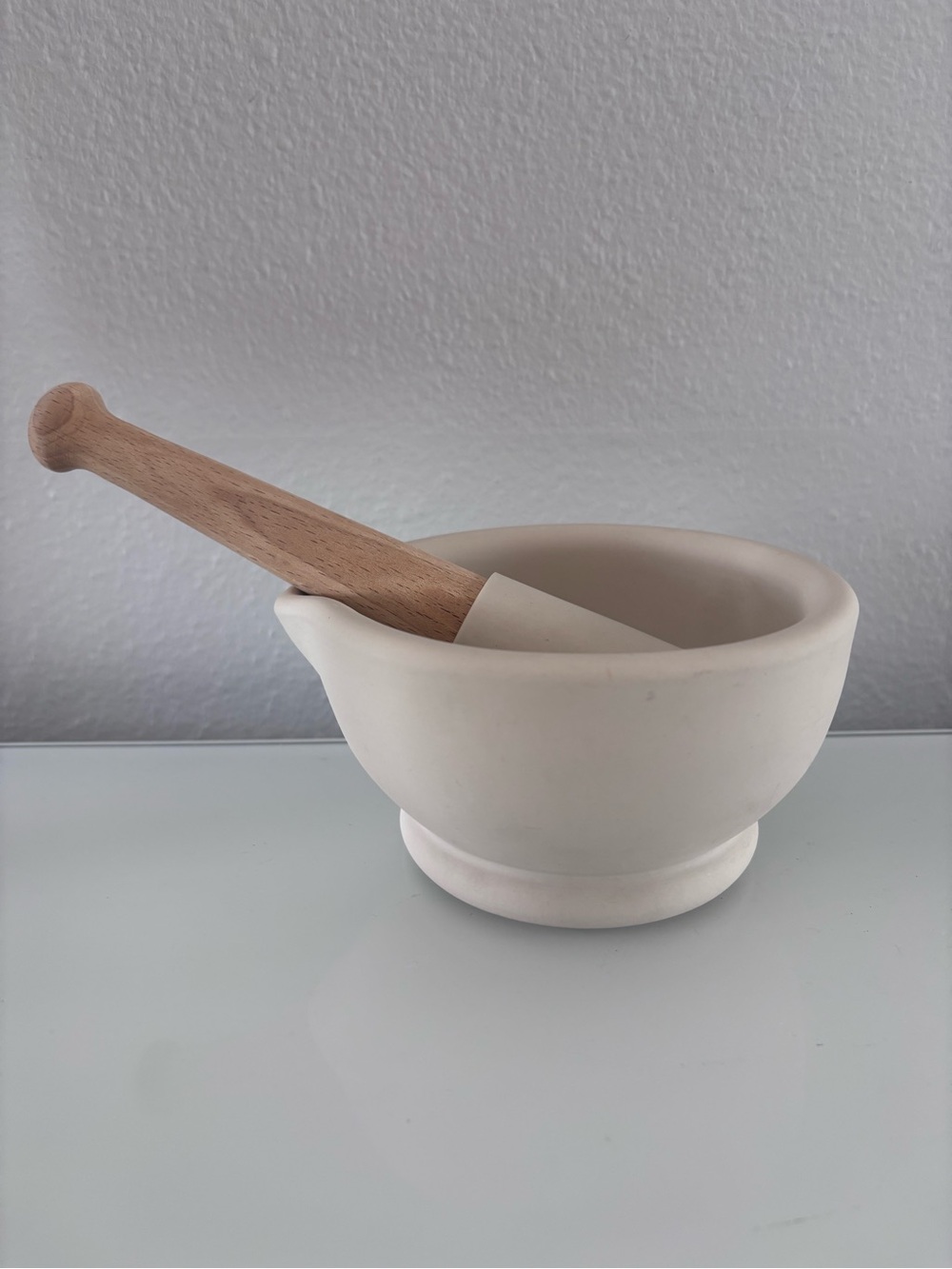 Milton Brook mortar and pestle set Unglazed Porcelain Beechwood-Handled Pestle